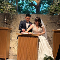 結婚証明書に判を押すシーン