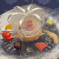 王冠も飴細工で、全て食べられるデザート可愛かったです。