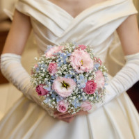 ウェディングドレスとブーケ