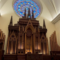 チャペルのオルガンとバラ窓