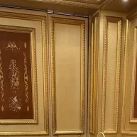 ゴールドの、壁紙でゴージャスな披露宴会場