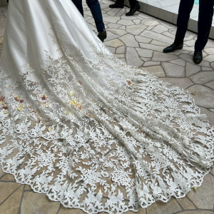 ガーデンでのフラワーシャワー|731111さんの北山迎賓館/テイクアンドギヴ・ニーズウェディングの写真(2459368)