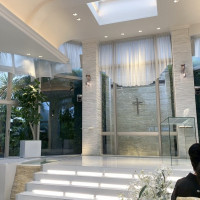 祭壇(階段脇のところに水が流れています)