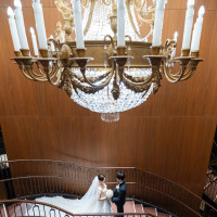 シャンデリアのある階段でファーストミート