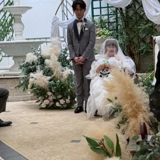 3列目くらいのゲストから見た新郎新婦