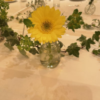 テーブル席に移した写真。最初にグリーンで飾っていたところに。