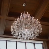 高い天井にはゴージャスなシャンデリアがあります。