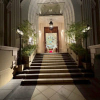 挙式会場前の階段と扉(開扉中)