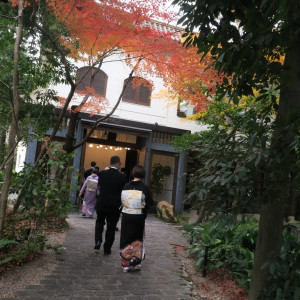 親族の待合室からチャペルへ移動|731441さんのTHE NANZAN HOUSE （ザ ナンザン ハウス）の写真(2334107)