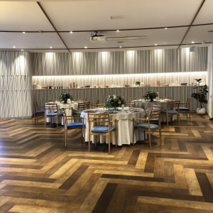 奥には小物が置いてあります|731458さんのMARINE TOWER WEDDING（マリンタワー ウエディング）の写真(2358817)