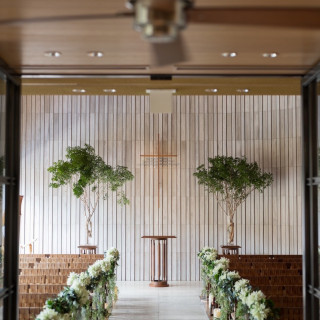 チャペル正面。左のガラス窓より太陽光がはいる明るい会場です