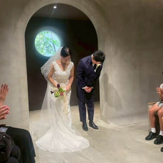挙式会場のアーチと小窓