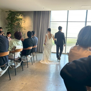 自然光が明るい披露宴会場