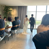 自然光が明るい披露宴会場