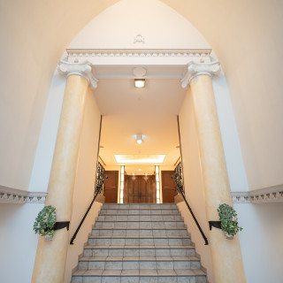 外扉を開けるとこの階段があります