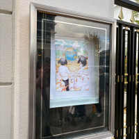 外にあるポスター