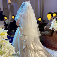挙式会場を歩く新婦