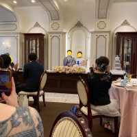 ゲスト側から見た新郎新婦
