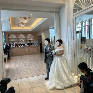 挙式会場の隣にあるウェルカムスペースの入口|731990さんのアニヴェルセル白壁の写真(2524671)