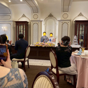 ゲスト側から見た新郎新婦|731990さんのアニヴェルセル白壁の写真(2524690)