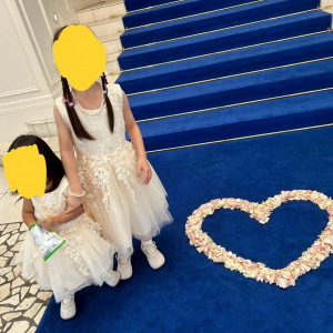 ウェルカムパーティ中に挙式会場出口に装飾される|731990さんのアニヴェルセル白壁の写真(2524669)