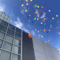 テラスにてバルーンリリースをしました！天候が良くて綺麗でした