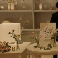 新郎新婦席のの横のテーブルコーディネート
