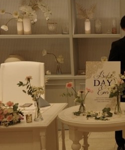 新郎新婦席のの横のテーブルコーディネート|732066さんのアニヴェルセル白壁の写真(2466178)
