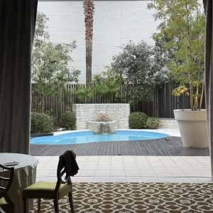 中から見た庭の景色|732095さんのThe Palm Garden（ザ・パームガーデン）   〈エルフラットグループ〉の写真(2338325)