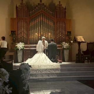 静かな祈りの中で、永遠の誓いを胸に刻んで