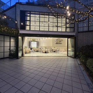 ドアが開いた状態の披露宴会場