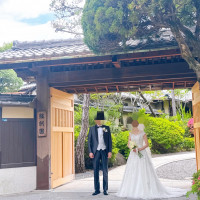 蘇州園の伝統ある門の前での写真撮影