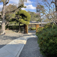 門から続く庭