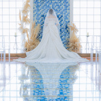 白と青でウエディングドレス映え間違いなしです！！