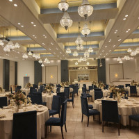 披露宴会場全体。青の椅子が素敵。(装花は当日と異なります)。