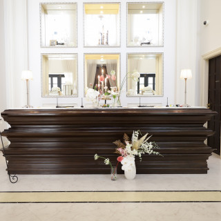 披露宴会場のカラフルさとギャップを見せる為に落ち着かせました