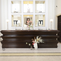 披露宴会場のカラフルさとギャップを見せる為に落ち着かせました