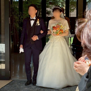 挙式後のガーデンで行われるフラワーシャワーの写真です。