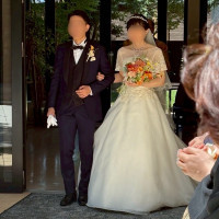 挙式後のガーデンで行われるフラワーシャワーの写真です。