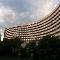 チャペルの裏に見えるホテル