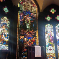式場正面のステンドグラス