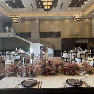 茶色基調の披露宴会場
高砂席から