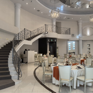 白基調の披露宴会場
階段