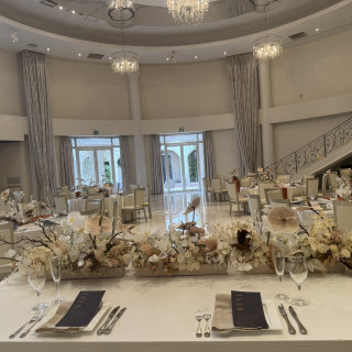 白基調の披露宴会場
高砂席から