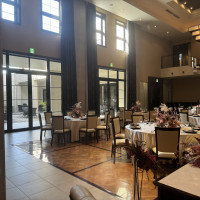 茶色基調の披露宴会場