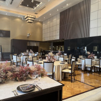 茶色基調の披露宴会場