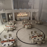 白基調の披露宴会場
階段上から