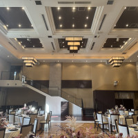 茶色基調の披露宴会場