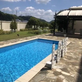 会場の外にプールがついています