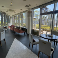 受付横のロビー&宿泊者は夜に無料ドリンク等飲めるラウンジ